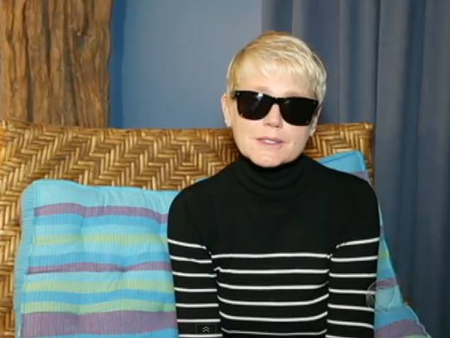 Xuxa, de óculos escuros, explica ausência em programa motivada pela morte do irmão