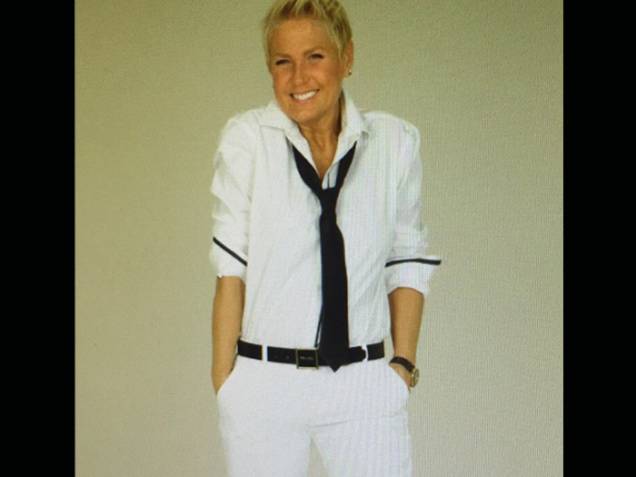 Xuxa, com seu visual inspirado em (para não dizer copiado de) Ellen DeGeneres