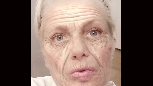 Xuxa aparece "velhinha" em foto publicada nas redes sociais