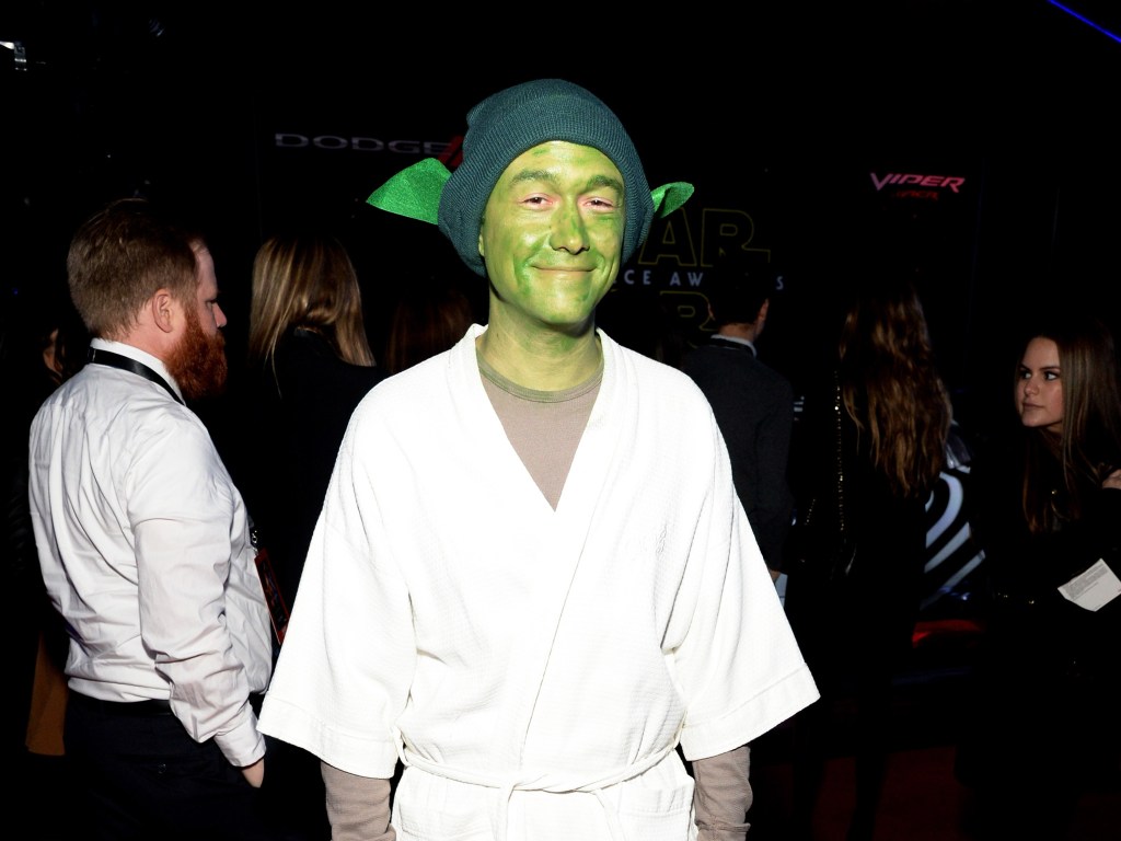 O ator Joseph Gordon-Levitt vestido de Yoda