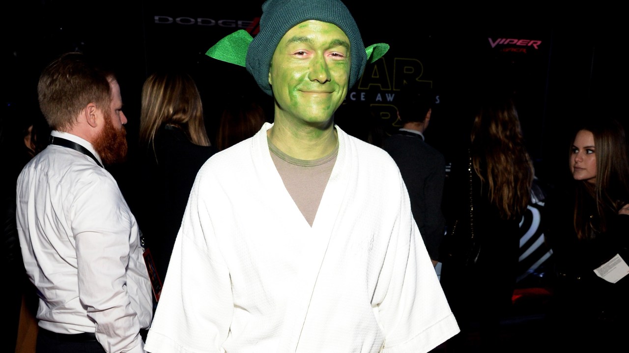 O ator Joseph Gordon-Levitt vestido de Yoda