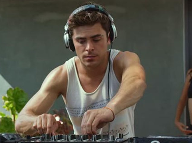 Zac Efron vive DJ em  Música, Amigos e Festa