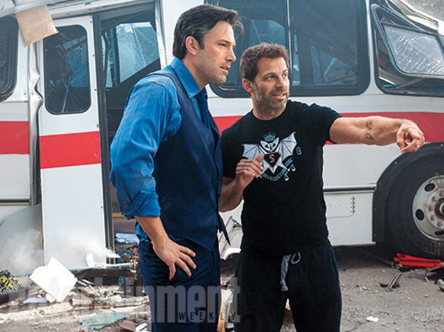 O diretor Zack Snyder dá instruções a Ben Affleck
