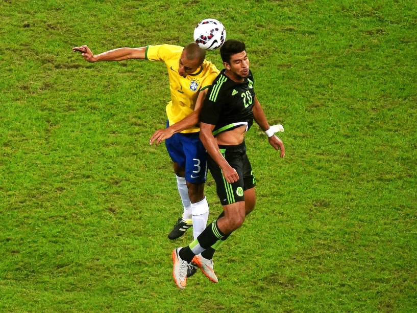 Jogadores disputam bola durante partida na Arena do Palmeiras