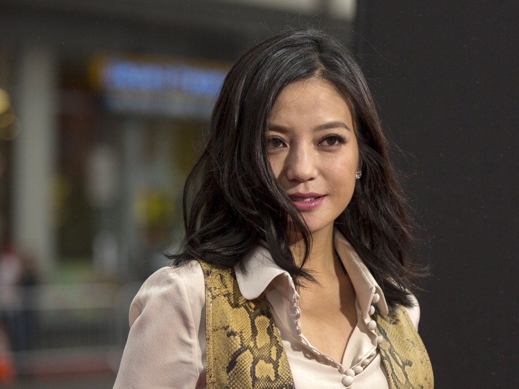 Telespectador alega que a atriz Zhao Wei o olhou tão intensamente, que lhe causou dano espiritual