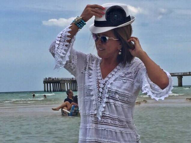 Zilu desfila com rosa preta no chapéu no litoral de Miami