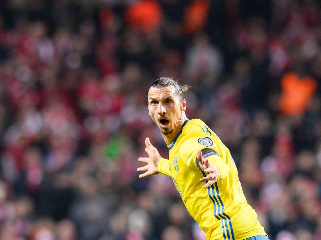 O jogador Zlatan Ibrahimovic, da Suécia, comemora gol contra a Dinamarca
