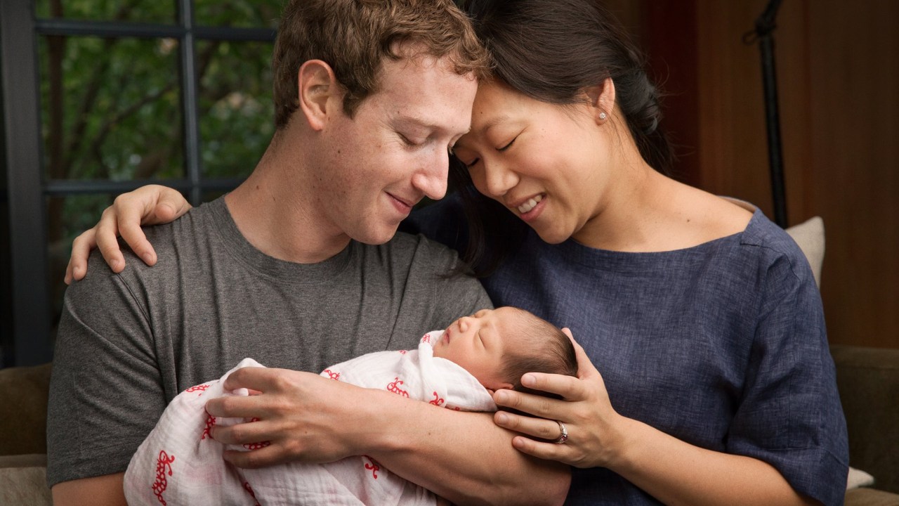 Foto publicada por Mark Zuckerberg e Priscilla Chan mostra casal com a filha, Max