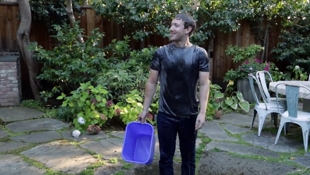 Zuckerberg toma banho de água fria