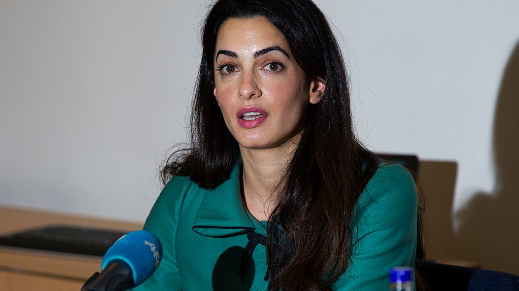 A advogada Amal Alamuddin, noiva do ator George Clooney, durante uma coletiva em seu escritório, em Londres, na Inglaterra