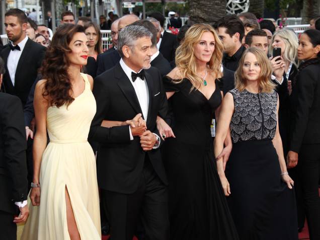 Amal Clooney, George Clooney, Julia Roberts e Jodie Foste no lançamento do filme Jogo do Dinheiro no Festival de Cannes
