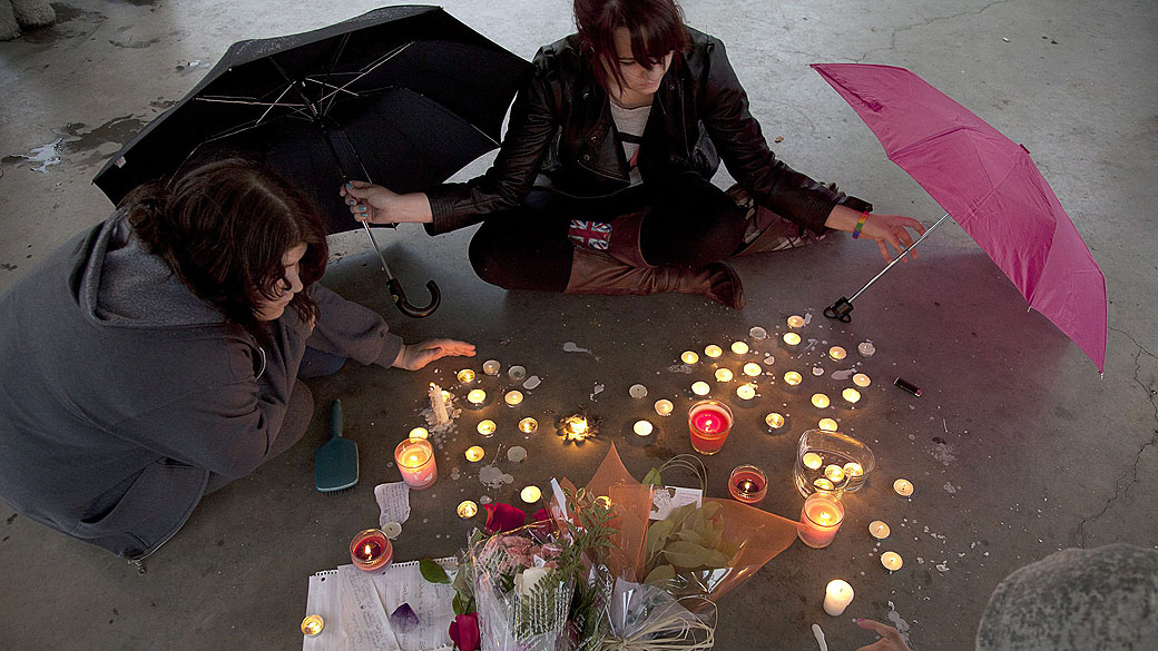 Jovens acendem velas para Amanda Todd, que se enforcou após publicar vídeo