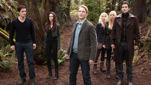 Os Cullens (Robert Pattinson, Kristen Stewart, Peter Facinelli) e os Denalis (MyAnna Buring, Casey LaBow and Christian Camargo) em cena do filme Amanhecer - Parte 2, o capítulo final de Crepúsculo