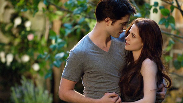 Edward (Robert Pattinson) e Bella (Kristen Stewart) em cena do filme Amanhecer - Parte 2, o capítulo final de Crepúsculo