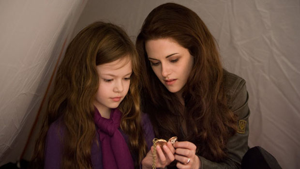 Bella (Kristen Stewart) e sua filha Renesmee (Mackenzie Foy) em cena do filme Amanhecer - Parte 2, o capítulo final de Crepúsculo
