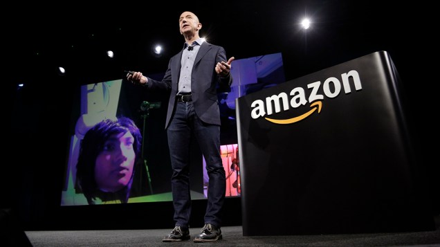 Jeff Bezos, CEO da Amazon, durante evento de lançamento do primeiro smartphone da marca, nos Estados Unidos