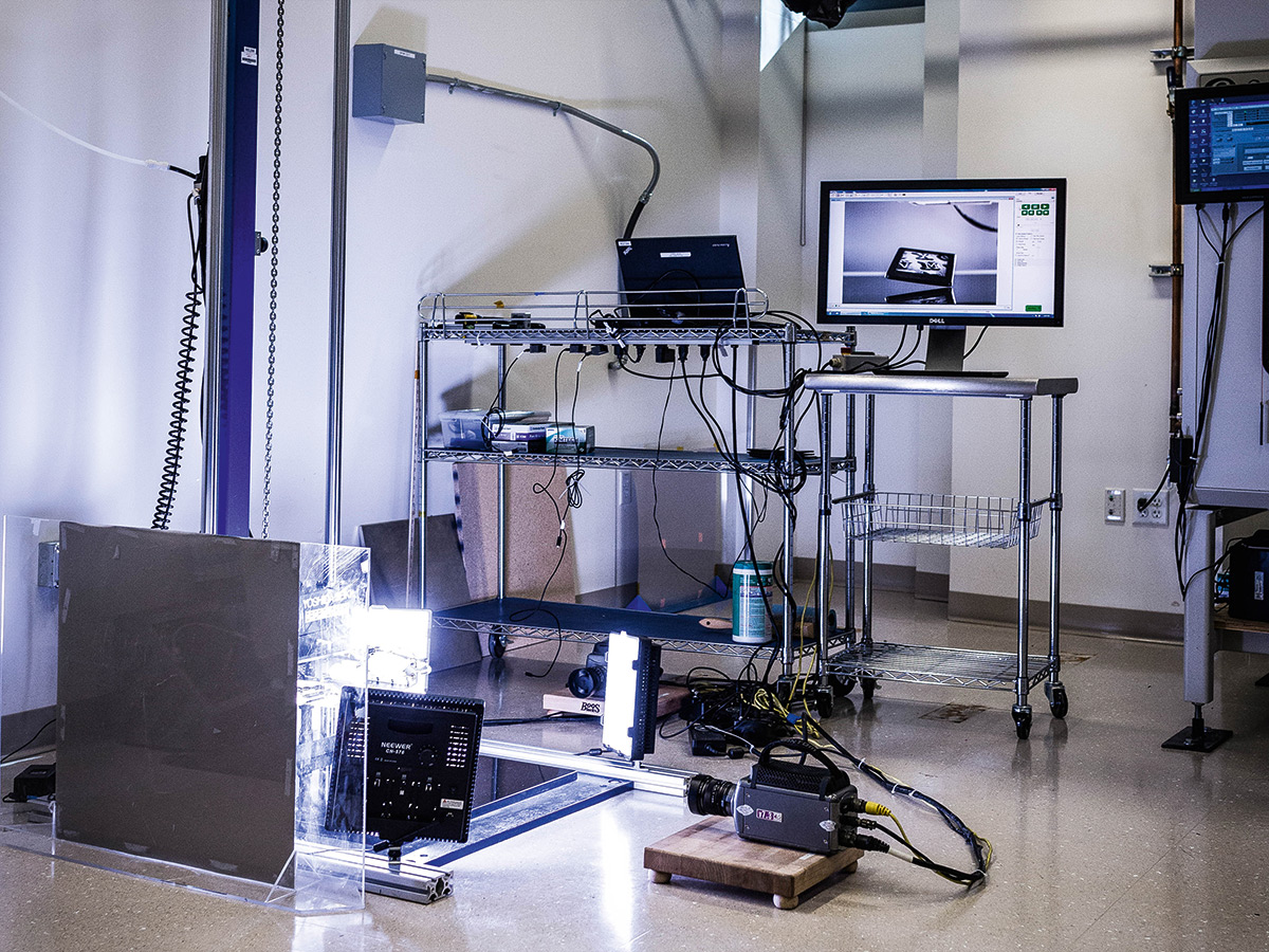 Nos laboratórios da Amazon, equipamento que simula quedas do Kindle de uma altura de 1 metro, centenas de vezes seguidas, para atestar que o e-reader não quebrará ao cair da mão de um leitor