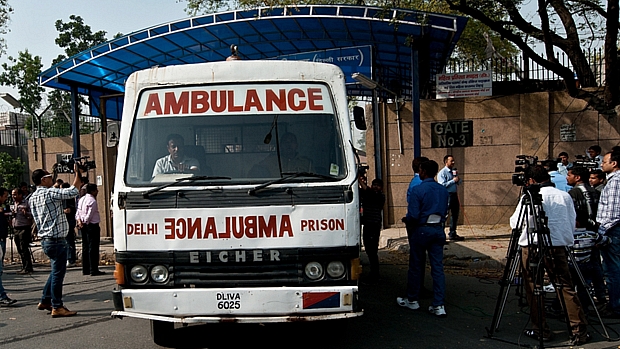 Ambulância deixa penitenciária em Nova Délhi com o corpo de Ram Singh