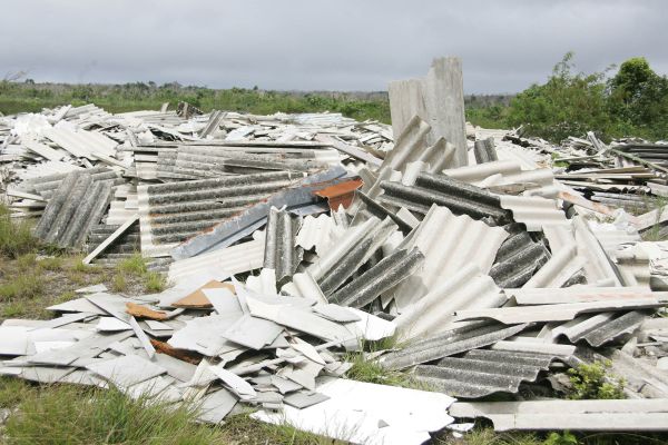 Telhas com amianto abandonadas em um terreno baldio. Substância pode provocar doenças respiratórias