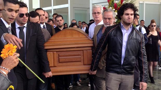 Amigos e familiares carregam o caixão de Mônica Spear, ex-miss Venezuela