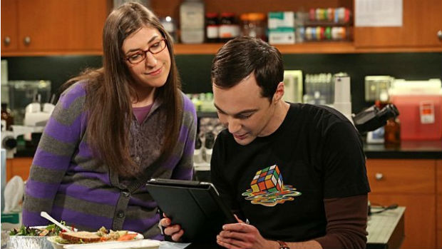 Amy (Mayim Bialik) e Sheldon (Jim Parsons) em cena de The Big Bang Theory
