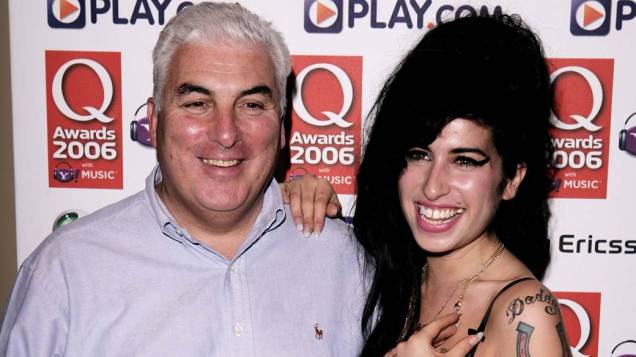 Amy Winehouse com seu pai Mitch, durante a premiação Q Awards, em Londres, 2006