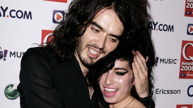 Amy Winehouse com o apresentador Russell Brand, durante a premiação Q Awards, em Londres, 2006