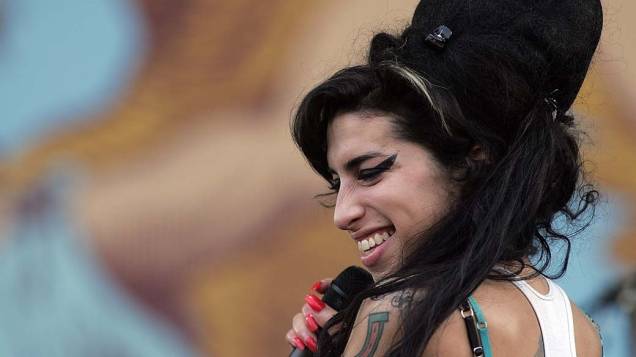 Amy Winehouse durante performance no festival Isle of Wight, em Newport, 2007