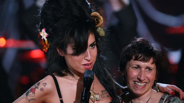 Amy Winehouse com sua mãe durante a cerimônia do Grammy, em Londres, 2008