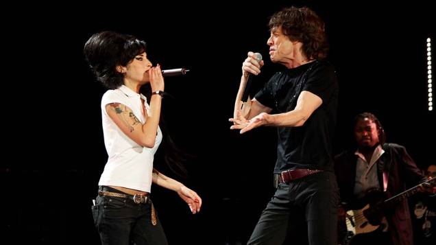 Amy Winehouse durante performance com o Rolling Stone, Mick Jagger, durante o festival Isle of Wight, em Newport, 2007