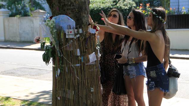 Fãs deixam homenagens em frente à casa onde a cantora britânica Amy Winehouse morava, no bairro de Camden Town, em Londres
