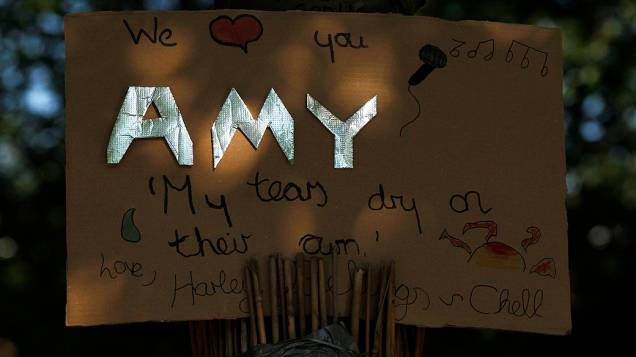 Uma homenagem deixada para Amy Winehouse em frente à casa onde a cantora morava, no bairro de Camden Town, em Londres