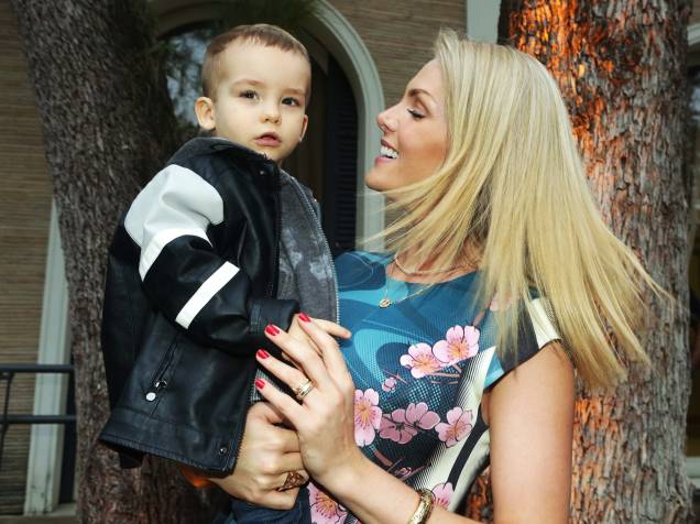 A apresentadora Ana Hickmann e seu filho, Alexandre em São Paulo (SP) A apresentadora Ana Hickmann e seu filho, Alexandre em São Paulo (SP)
