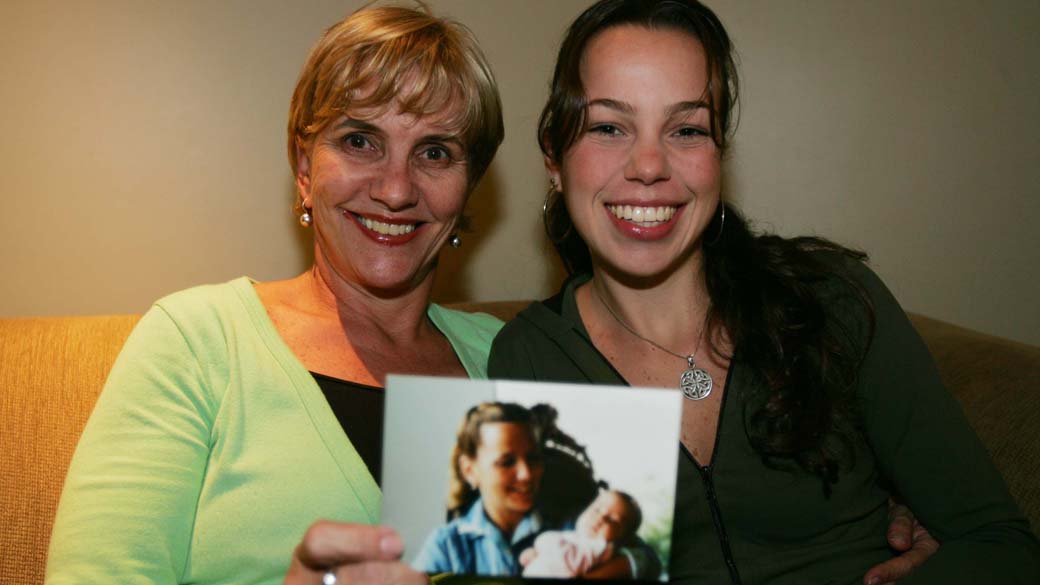 Primeiro bebê de proveta do Brasil e da América Latina, Anna Paula Caldeira, e sua mãe Zilda Caldeira em foto de 2004