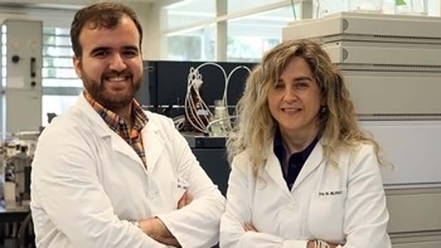 Os pesquisadores Ander Estella e María Blanco, autores do estudo que conseguiu inibir metástase em ratos com linfoma
