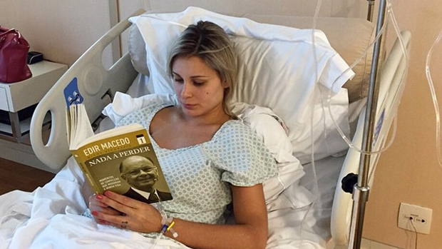 Andressa Urach publica foto no hospital