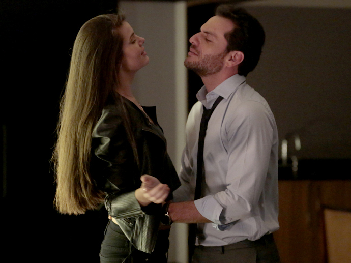 Alex (Rodrigo Lombardi) e Angel (Camila Queiroz) em Verdades Secretas