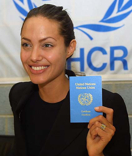 Angelina exibe certificado de Embaixadora da ONU em Genebra, na Suíça.