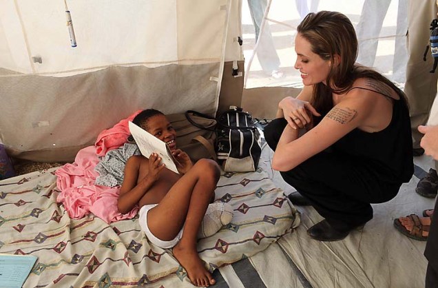 Após a tragédia no Haiti, a atriz visitou vítimas em hospitais improvisados.