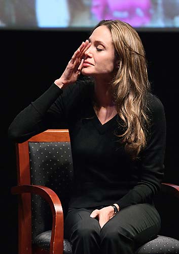 No Dia Internacional dos Refugiados em 2009, a atriz se emocionou na National Geographic Society.
