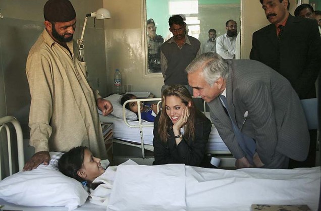 No Paquistão, visita a crianças.