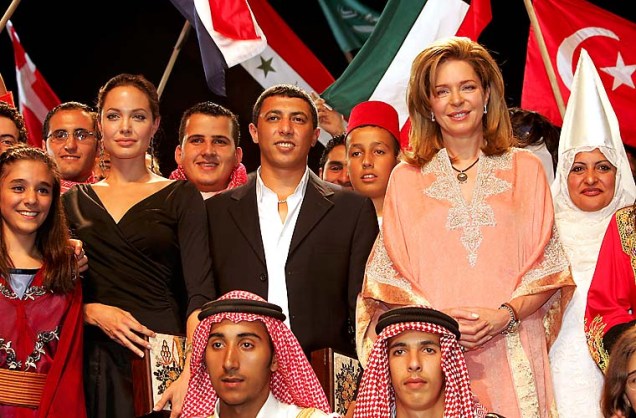 Jolie, o cantor Omar Abdullat e a rainha Noor - viúva do rei Hussein -, posam para foto na Jordânia.