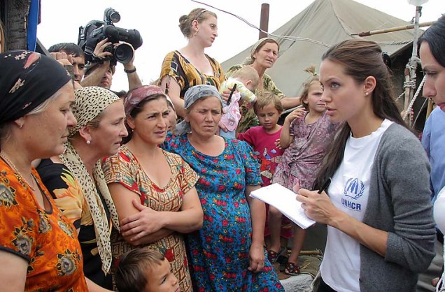 Na Rússia, grupo de refugiadas da Chechênia.