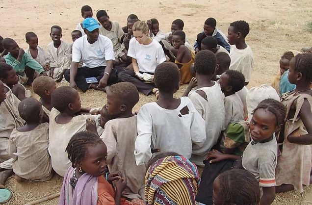 Em Darfur, no Sudão, a atriz conversa com refugiados vítimas de violência.