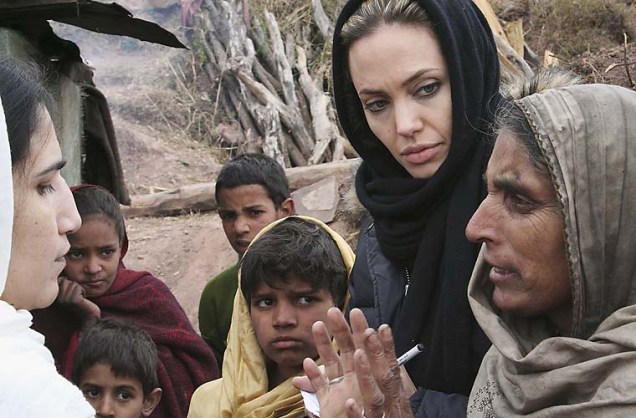 No Paquistão Jolie ouve vítimas desabrigadas que se preparam para o inverno local.