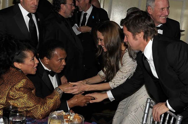 Com o marido Brad Pitt e Muhammad Ali em festa da Unicef.