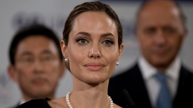 Como embaixadora da ONU, Angelina Jolie participou da reunião de ministros das Relações Exteriores do G8 em 11 de maio, em Londres, para falar sobre abusos sexuais e a situação da mulher no Oriente Médio