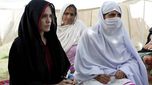 Angelina vista o campo de refugiados de Kandaro II, no Paquistão