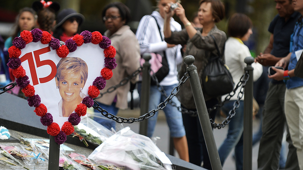 Morte de Diana completa 15 anos, turistas deixam flores sobre o túnel às margens do rio Sena