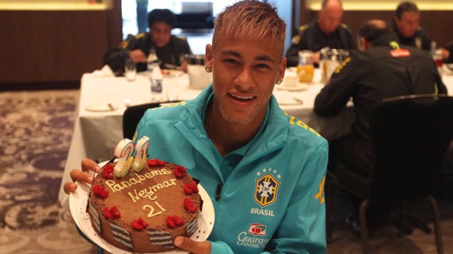 Neymar comemora seu aniversário na concentração da seleção, em Londres